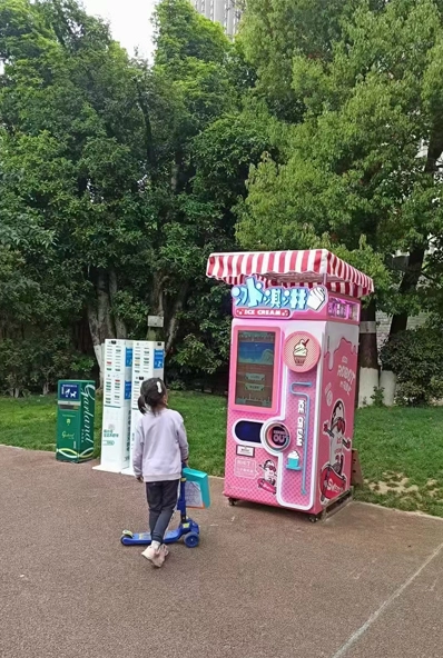 آلة بيع الآيس كريم في مركز تسوق كبير